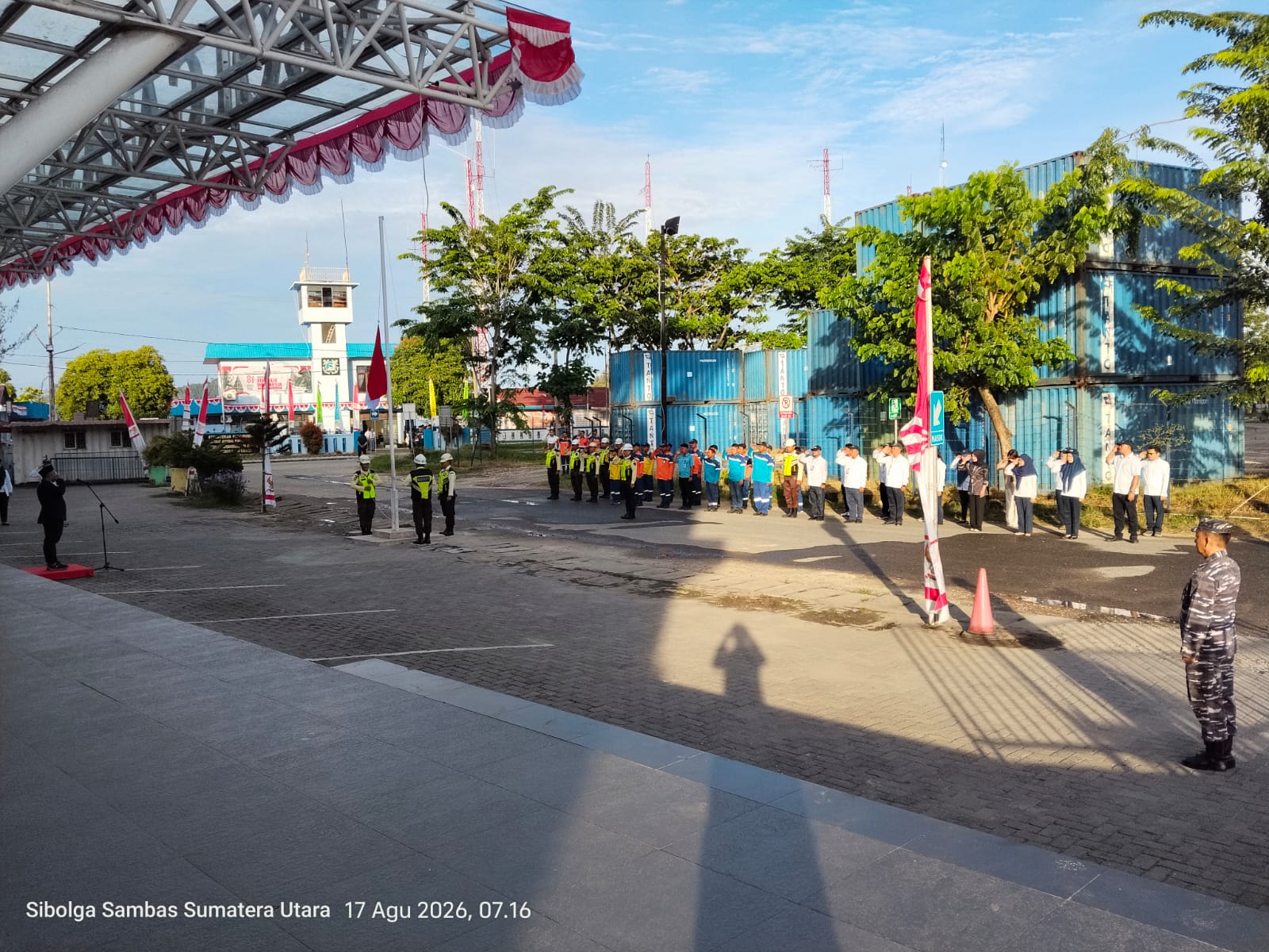 Ket. Gambar - Pelindo Sibolga saat melaksanakan upacara pengibaran bendera.