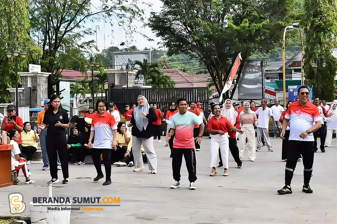 Wali Kota dan Wakil Wali Kota Sibolga didampingi Direktur RSUD FL Tobing saat mengikuti senam bersama lansia.
